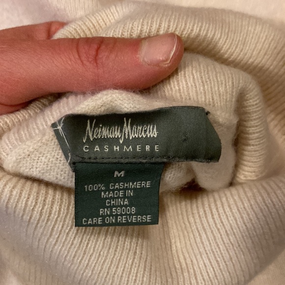 Neiman Marcus Cream Cashmere Turtleneck Size M - Picture 3 of 7
